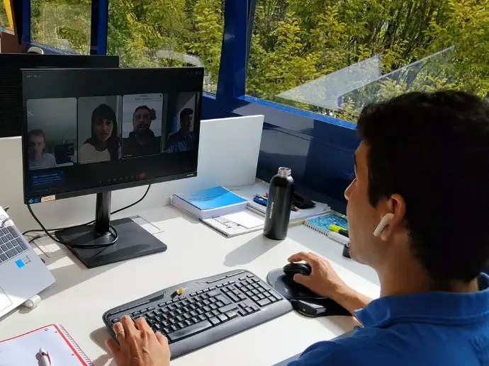 Consultor de Landoo en una videollamada de trabajo durante un proyecto de Odoo